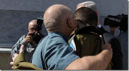 הדרך אל האושר - גלעד שליט מקבל חיבוק מאביו, נועם שליט